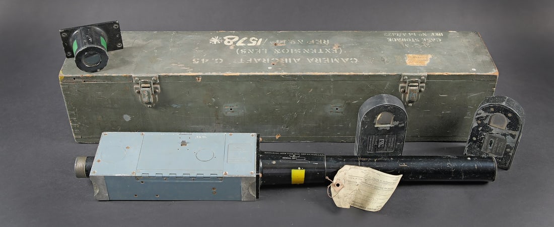 Camera Aircraft C45. Aircraft camera C-45: Camera Aircraft C45. Belle caisse en bois. Peinture grise a 80%. Les charnieres arrieres ont ete remplacees. Les crochets de fermeture sont presents. Couvercle marque Camera Aircraft C45 Extension Len