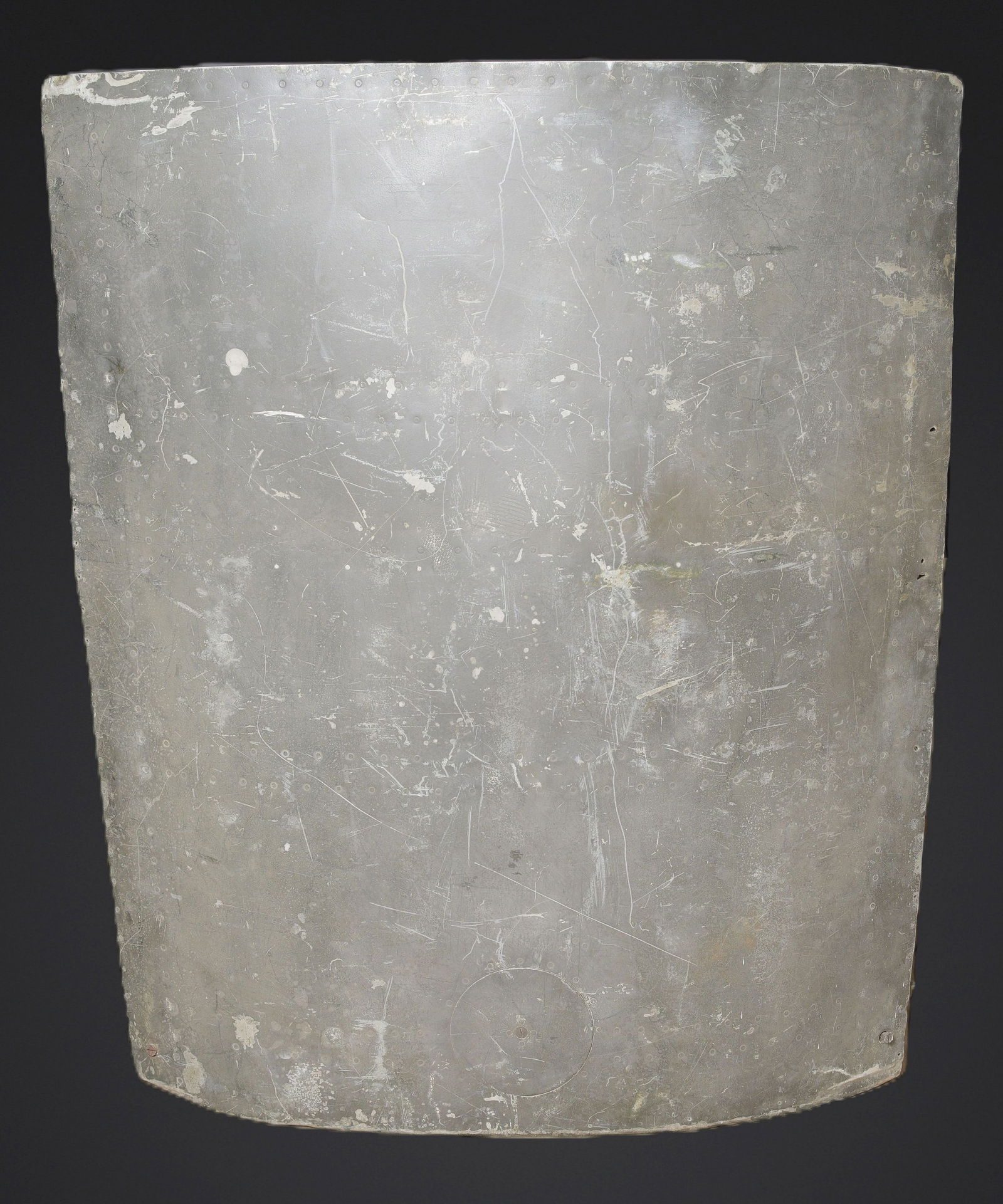 Morceau de carlingue d avion. Aircraft fuselage fragment: Morceau de carlingue d avion. En aluminium. Tres grande piece disposant de plusieurs crochets. Peinture a 40%. Nombreuses bosses. Sans marquages visibles. Piece provenant d un crash. Dimensions 115 x