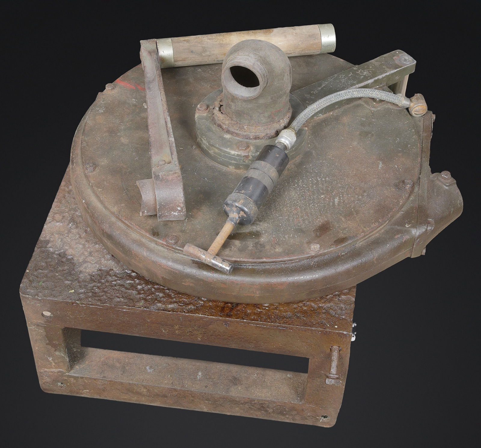 Ventilateur de blockhaus. Bunker ventilation unit: Ventilateur de blockhaus. En metal. Avec manivelle, graisseur et coude de sortie. Une fuite d huile est a signaler. Support present. Tube de controle d air absent. Molette de reglage complete et fonct