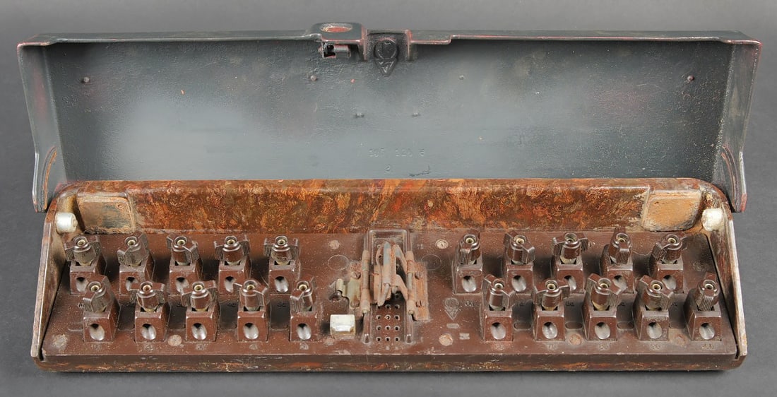Boite de connexion electrique Mur de l Atlantique. Atlantic Wall electrical connection box (1 of 8)