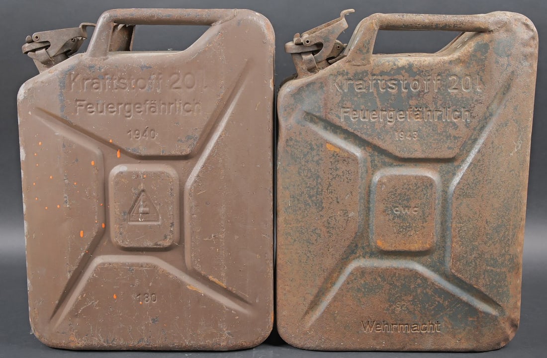 Jerrycans WH. WH jerrycans: Jerrycans WH. Deux jerrycan a essence en metal. Comprenant un jerrycan, peinture a 30%. Nombreuses bosses. Le bouchon est complet. Marquages Kraftstoff 20L Feuergefahrlich 1943, Wehrmacht, code fabric