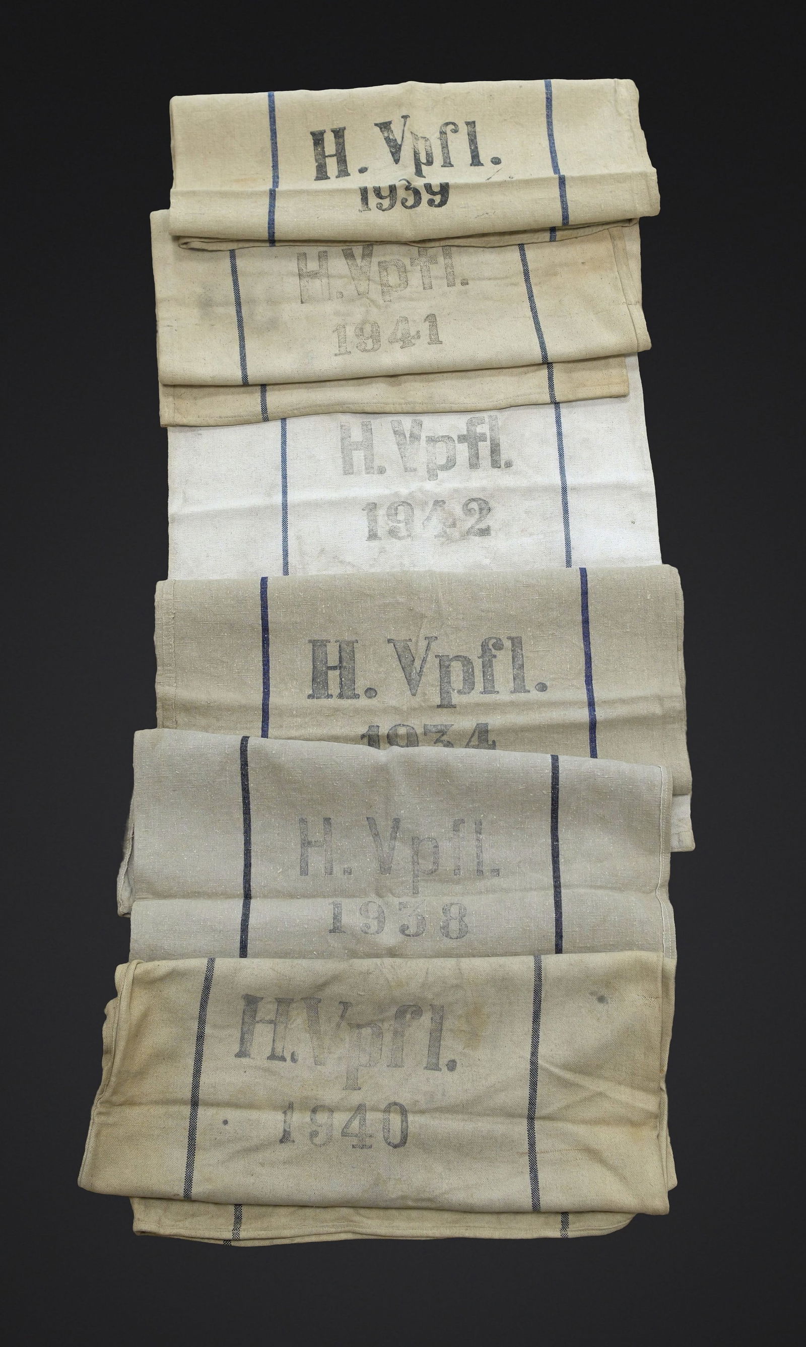 Sacs a vivre WH. WH bread bags: Sacs a vivre WH. Comprenant un sac en forte toile grise et bande bleue, fabrication HVPFL 1934. Un sac en forte toile grise, bande bleue, marquee HPFL 1939. Un sac en forte toile grise, bande bleue,