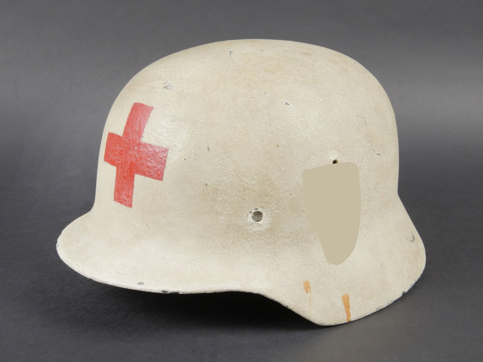 Reproduction d un casque infirmier WH. Reproduction WH medical orderly helmet: Reproduction d un casque d infirmier WH. Coque de casque completement mastiquee et repeinte. Les insignes et l interieur sont des reproductions. A noter une certaine usure et patine de la piece. Etat