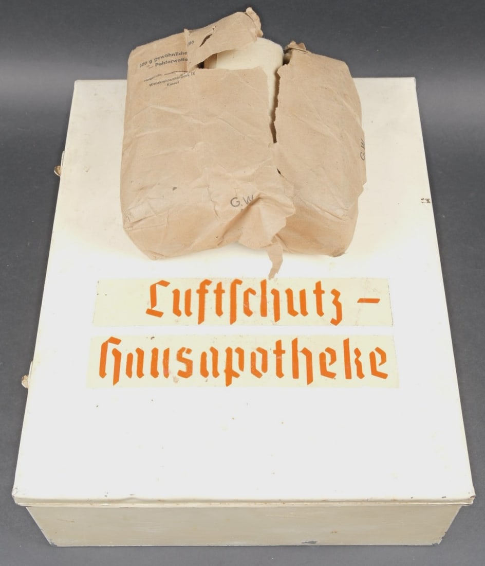 Luftschutz Hausapotheke. Luftschutz Hausapotheke: Luftschutz Hausapotheke. EN metal, peinture blanche a 80%. Couvercle disposant d un marquage Luftschutz Hausapotheke. La poignee de transport est presente. Les crochets de fermeture sont