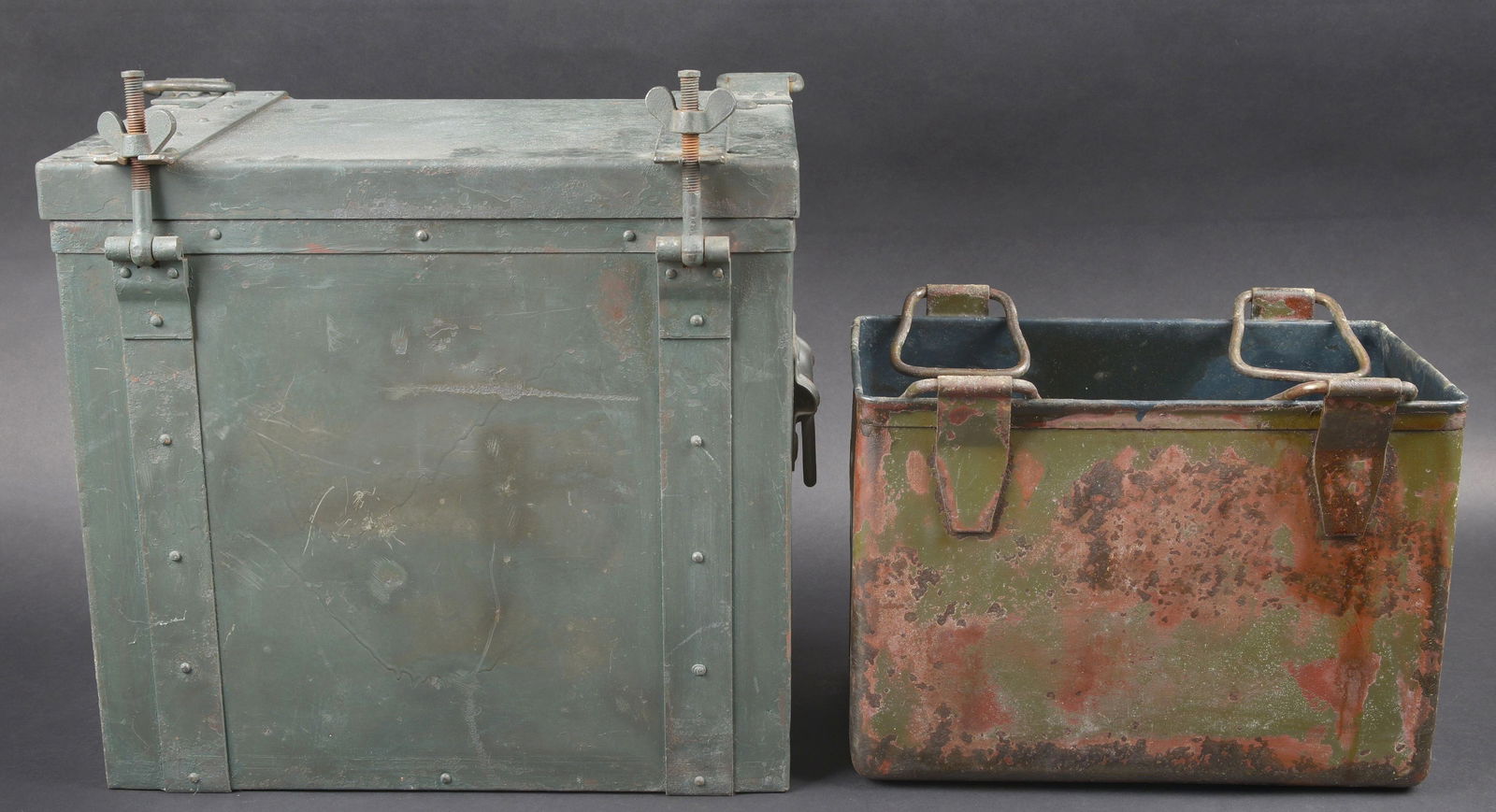 Caisson de cuisine roulante allemand. German field kitchen container: Caisson de cuisine roulante allemand. En epais metal, les poignees de transport sont presentes. Les vis de fermeture sont fonctionnelles. Entierement repeinte. Couvercle double d un drap marron. Notic