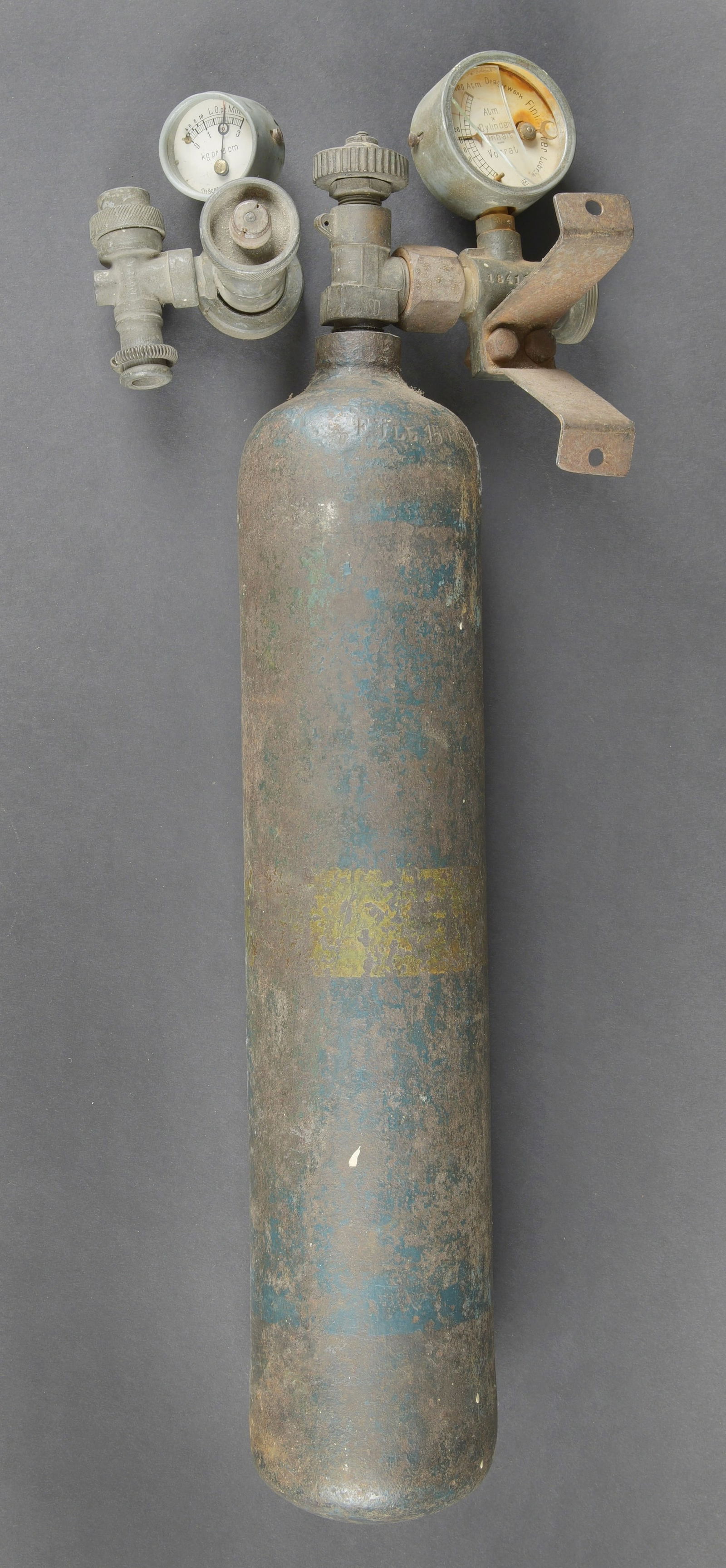 Bouteille d oxygene allemande. German oxygen cylinder: Bouteille d oxygene allemande. En epais metal. Peinture bleue a 70%. Bande jaune faisant le tour de la bombonne. Les marquages sont illisibles. Manometre presents, mais casses. A noter une certaine us
