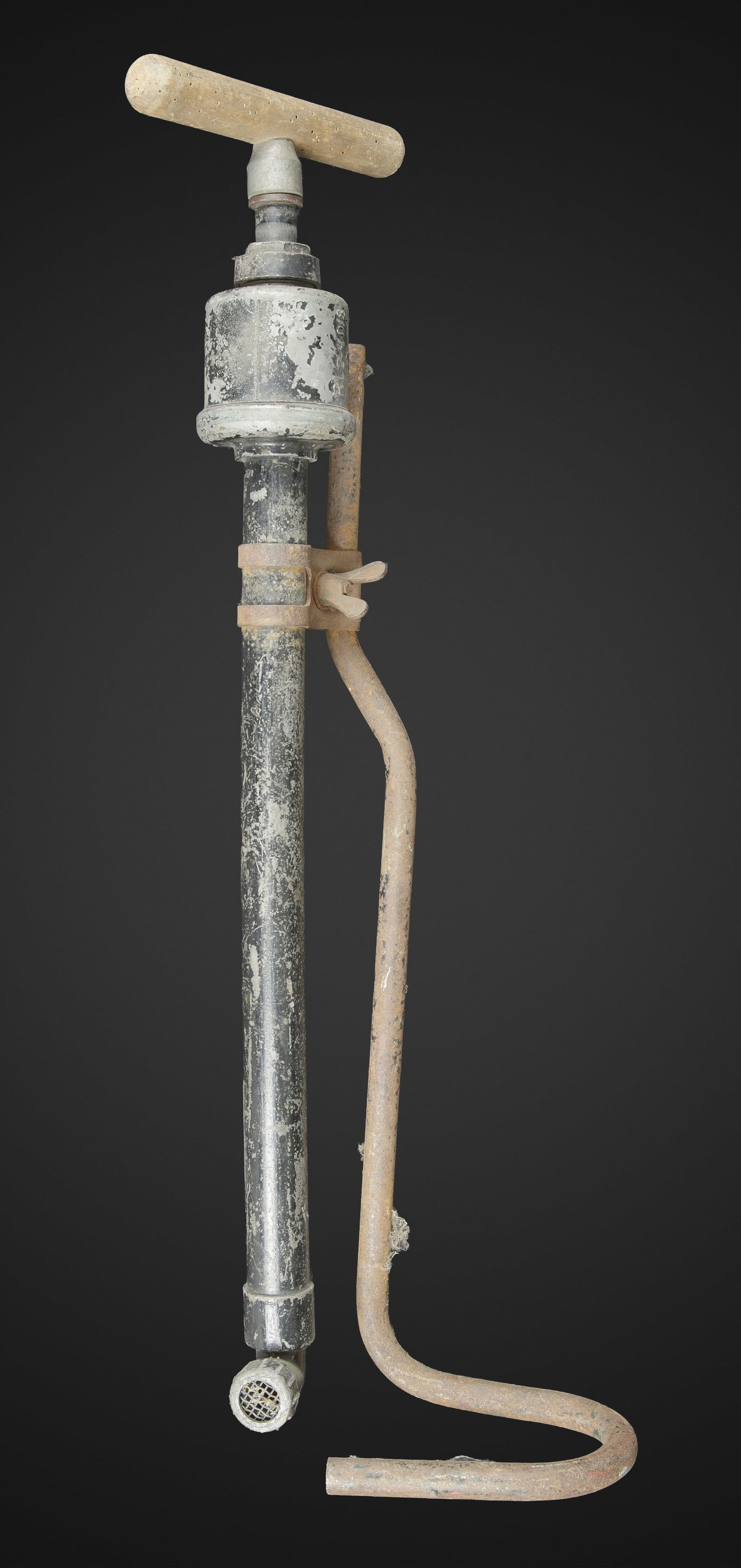 Pompe Luftschutz. Luftschutz pump: Pompe Luftschutz. En metal. Poignee en bois presentant des traces de vers. Peinture a 40%. Toute les pieces metalliques sont oxydees. Marquages RL 2-4018. A noter une certaine usure et patine de la
