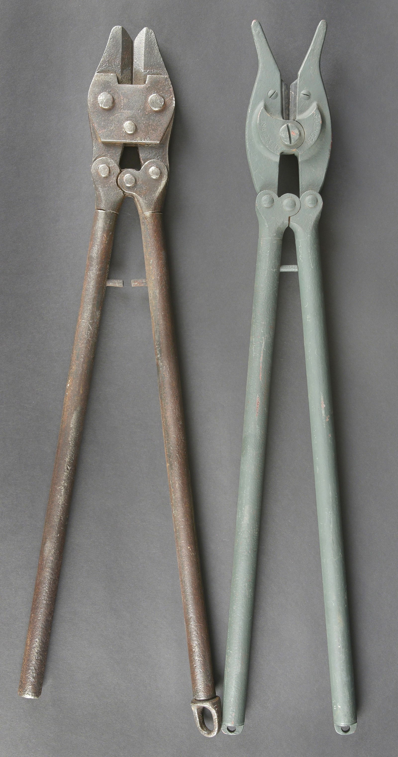 Pinces coupante WH. WH wire cutters: Pinces coupante WH. Comprenant une pince coupante en metal, oxydee, marquages illisibles. Une pince coupante en metal, peinture posterieure. Fabrication Alex Coppel Solingen. A noter une certaine