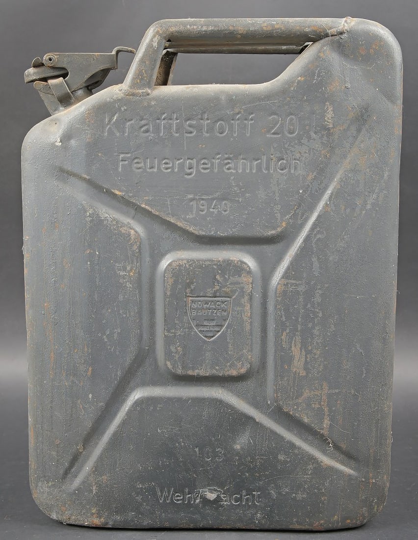Jerrycan WH. WH Jerrycan: Jerrycan WH. En metal, modele pour essence. Peinture visiblement posterieure. Marquages Kraftstoff 20L Feuergefahrlich 1940, fabrication Nowak. Numero.103. Bouchon complet. A noter une certaine usure