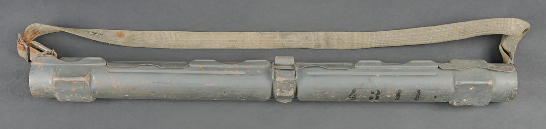 Porte canon de mitrailleuse MG 34/42. MG34/42 spare barrel container: Porte canon de mitrailleuse MG 34/42. En metal, peinture Feldgrau a 70%. Numero 4311 peint en noir sur le cote du boitier. Le crochet de fermeture est fonctionnel. Fabrication BRC 43. Sangle de
