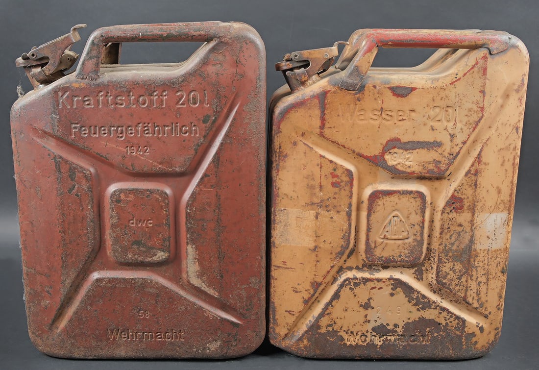 Jerrycan WH. WH Jerrycan: Jerrycans WH. Deux jerrycan. Comprenant un jerrycan en metal, couleur jaune sable a 60%. Belle bande blanche presente, indiquant une utilisation pour l eau. Bouchon complet. Marquages Wasser 20L ABA