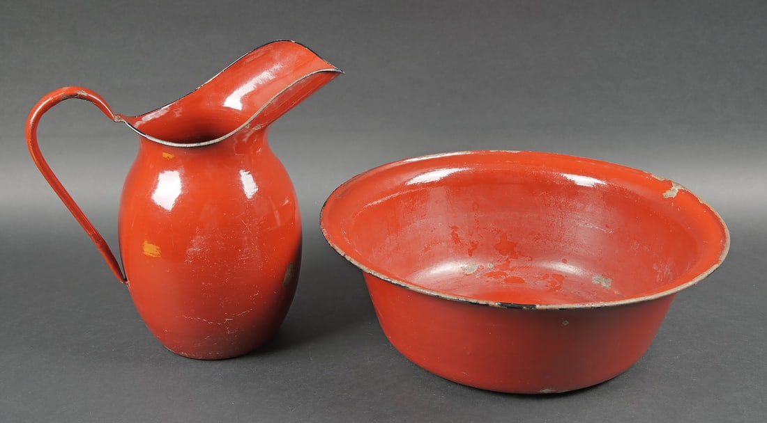 Plat et cruche de toilette RAD. RAD wash bowl and water jug: Plat et cruche de toilette du RAD. Ensemble en metal emaille rouge, quelques manques au niveau de l email. Deux beaux marquages du RAD. Diametre du bassin environ 40cm. Hauteur du broc environ 32 cm.