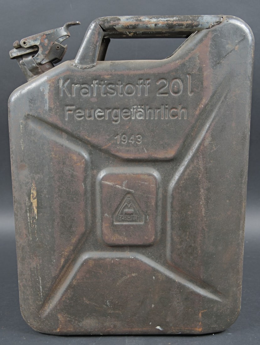 Jerrycan WH. WH Jerrycan: Jerrycan WH. En metal. Modele pour essence. Bouchon complet. Marquages Kraftstoff 20L Feuergefahrlich 1943. Fabrication illisible. Date 1943. Peinture Feldgrau a 60%. A noter une certaine usure et pat