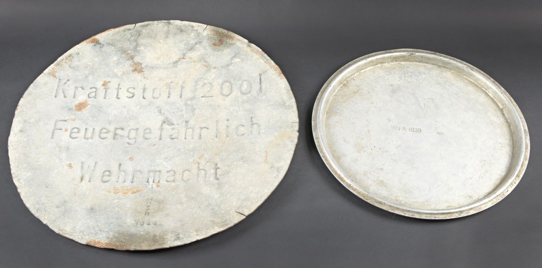 Morceaux de futs de 200L. 200-litre drum sections: Morceaux de futs de 200L WH. Comprenant un couvercle decoupe, marque Kraftstoff 200L Feuergefahrlich Wehrmacht 1944. Un couvercle de container, diametre 42 cm. Marquages WAA 1939 HBL, nombreux