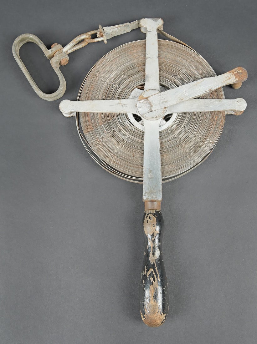 Cercleuse de caisse WH. WH crate strapping tool: Cercleuse de caisse WH. Armature en metal, peinture couleur argent a 70%. Manche en bois. Poignee mobile en bois et metal. Le rouleau de bande de cerclage en metal est complet avec sa poignee de