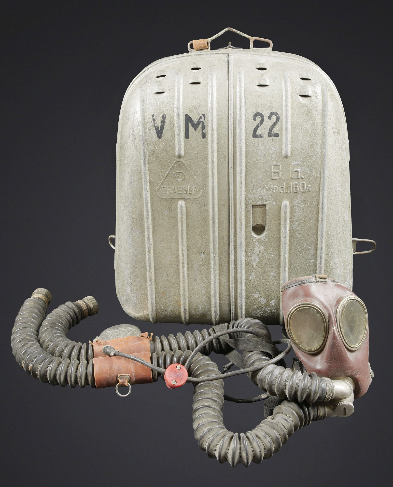 Recycleur de plongee de la marine de guerre des forces de l axe. Axis naval rebreather: Recycleur de plongee de la marine de guerre des forces de l axe. Caisson dorsal en aluminium, fabrication Draeger BG MOD 160A. Marquages a la peinture noire et au pochoir VM 22. Le caisson s ouvre et