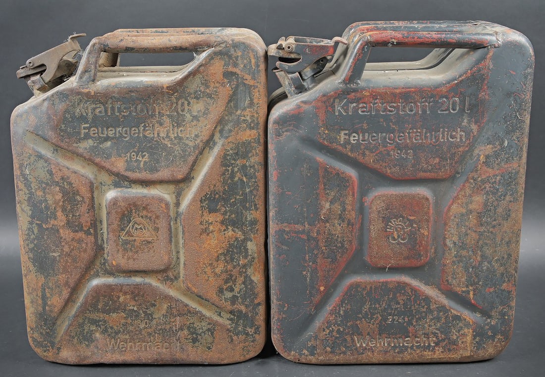 Jerrycans a essence. Fuel jerrycans: Jerrycans a essence. Deux jerrycan a essence en metal. Comprenant un jerrycan, peinture a 40%. Deformation au dos. Le bouchon est complet. Marquages Kraftstoff 20L Feuergefahrlich 1942, Wehrmacht,