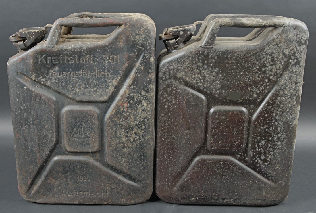 Jerrycan WH. WH Jerrycan: Jerrycan WH. Deux jerrycan a essence. En metal. Quelques deformations visibles. Les bouchons sont presents. Marquages Kraftstoff 20 L Feuergefahrlich, 1944 et 1939. Numeros 442 et 102. Peintures