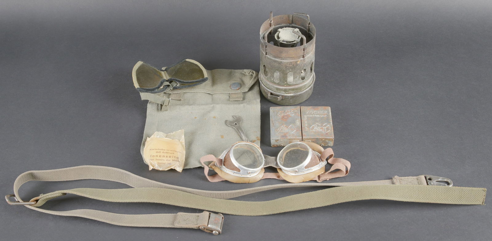Petits equipements divers. Assorted small equipment: Petits equipement divers. Comprenant une sangle pour armement, en toile, toutes les attaches en metal sont presentes. Une housse de gasplane en toile Feldgrau, tous les boutons pressions sont fonction