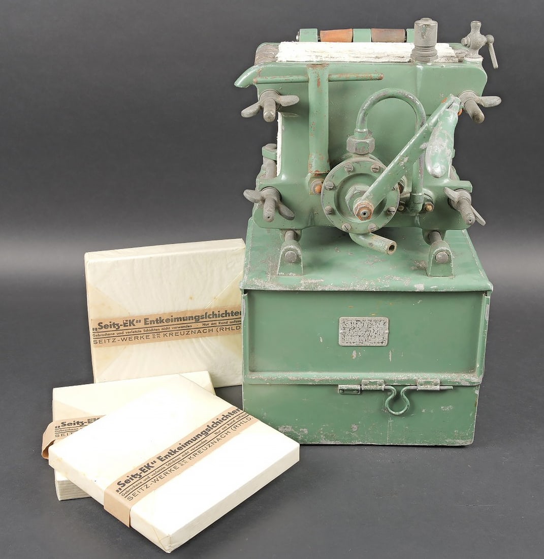 Machine pour la filtration d eau. Water filtration unit: Machine pour la filtration d eau. En metal, peinture verte a 70%. Plaquette fabricant partiellement illisible. Fabrication Seitz Werke. Toutes les pieces mobiles sont fonctionnelles. Boitier pour