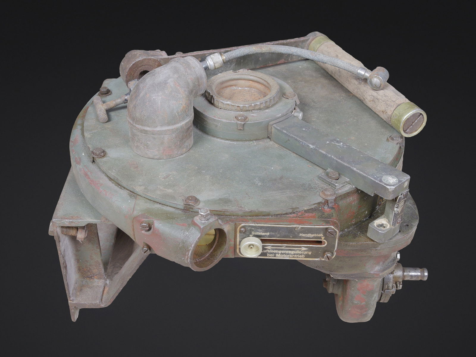 Ventilateur de blockhaus. Bunker ventilation unit: Ventilateur de blockhaus. En metal. Avec manivelle, graisseur et coude de sortie. Une fuite d huile est a signaler. Support present. Tube de controle d air absent. Molette de reglage complete et