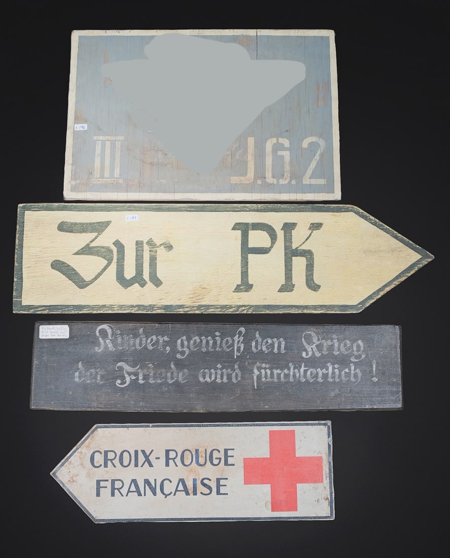 Reproduction de panneaux. Reproduction signs: Reproduction de panneaux. Quatre modeles differents de panneaux. Les quatre panneaux sont des reproductions. A noter une certaine usure et patine des pieces. Ideale pour un decors museale. Etat II+.