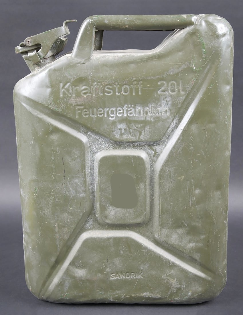 Jerrycan ELITE. ELITE jerrycan: Jerrycan ELITE. En metal, peinture kaki posterieure. Nombreuses bosses visibles. Marquages Kraftoff 20L Feuergefahrlich SS, fabrication Sandrik. A noter une certaine usure et patine de la piece. Etat