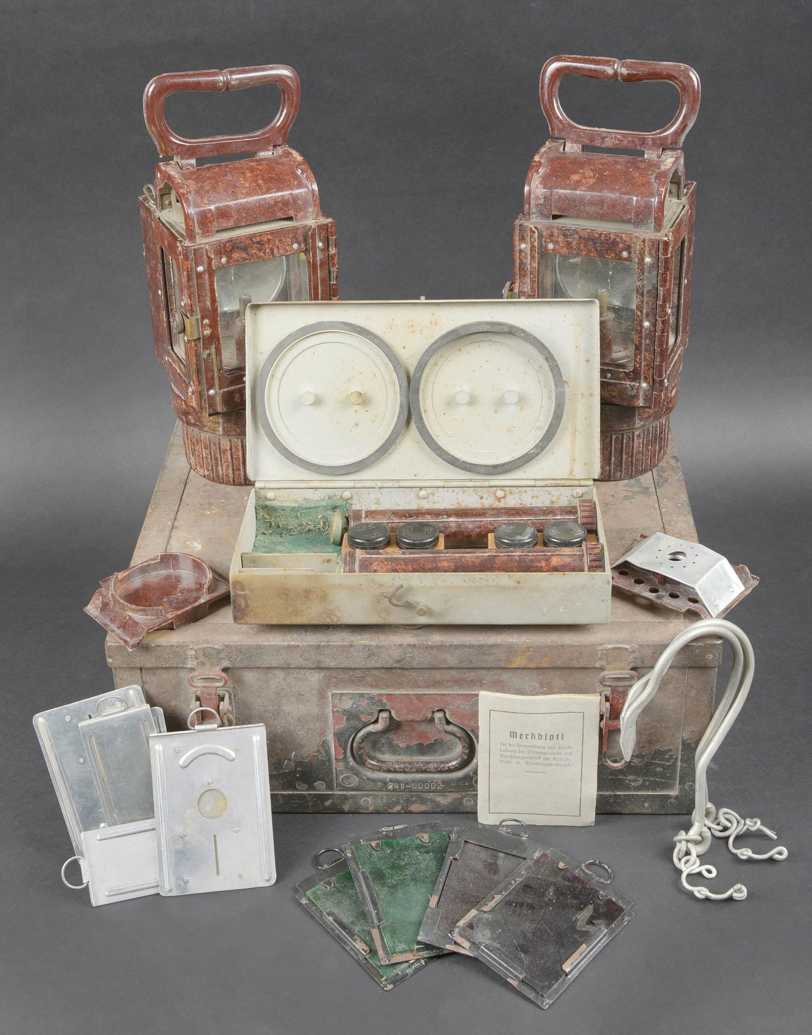 Caisse pour lampe a carbure avec accessoires. Carbide lamp transport case with accessories: Caisse de transport pour lampes a carbure et ses accessoires. Caisse en bois avec renforts en metal. La poignee de transport est presente. Les crochets de fermeture sont fonctionnels. Marquages