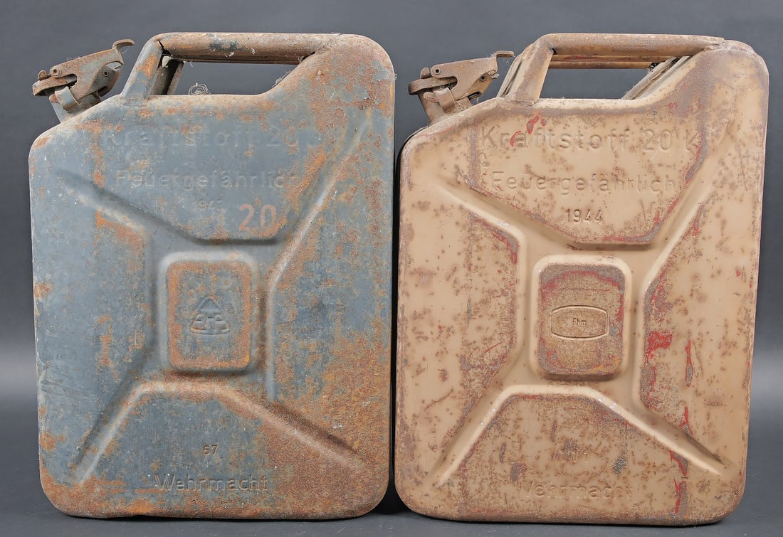 Jerrycans WH. WH jerrycans: Jerrycans WH. Deux jerrycan a essence en metal. Comprenant un jerrycan, peinture a 40%. Deformation au dos. Le bouchon est complet. Marquages Kraftstoff 20L Feuergefahrlich 1943, Wehrmacht, code