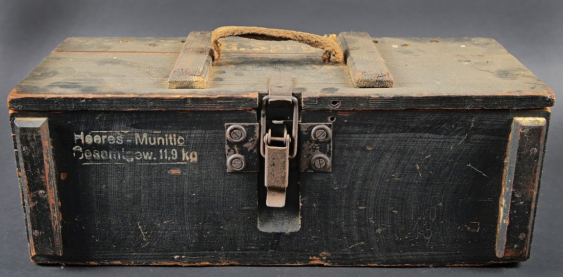 Caisse 30 G.Sprgr. Case for 30 HE shells (Sprenggranaten).: Caisse 30 G.Sprgr. Caisse en bois pour 30 grenades a fusil antipersonnel G-Sprgr (Gewehr-Sprenggranaten) . Fermeture par un crochet .Deux charnieres metalliques. Une poignee de transport en toile.