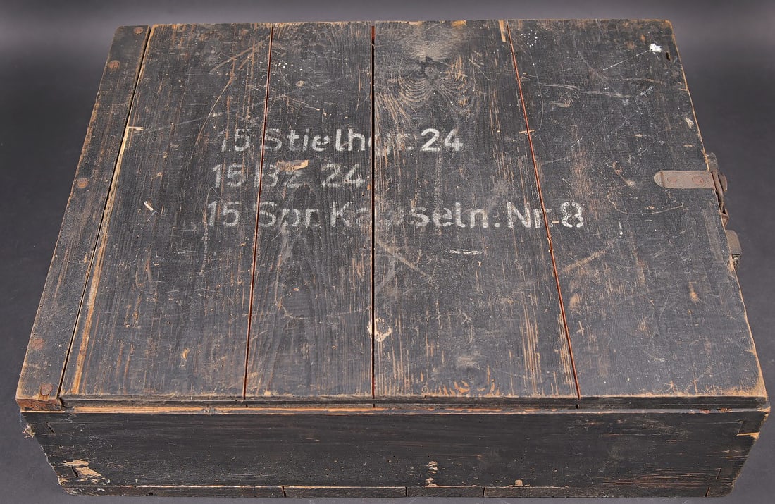 Caisse 15 Stielhandgranaten 24. Case for 15 Model 24 stick hand grenades.: Caisse 15 Stielhandgranaten 24. Caisse en bois pour 15 grenades a manche Mle.24 (Stielhandgranaten 24). Fermeture par un crochet. Charnieres par tetons en bois. Une poignee de transport en