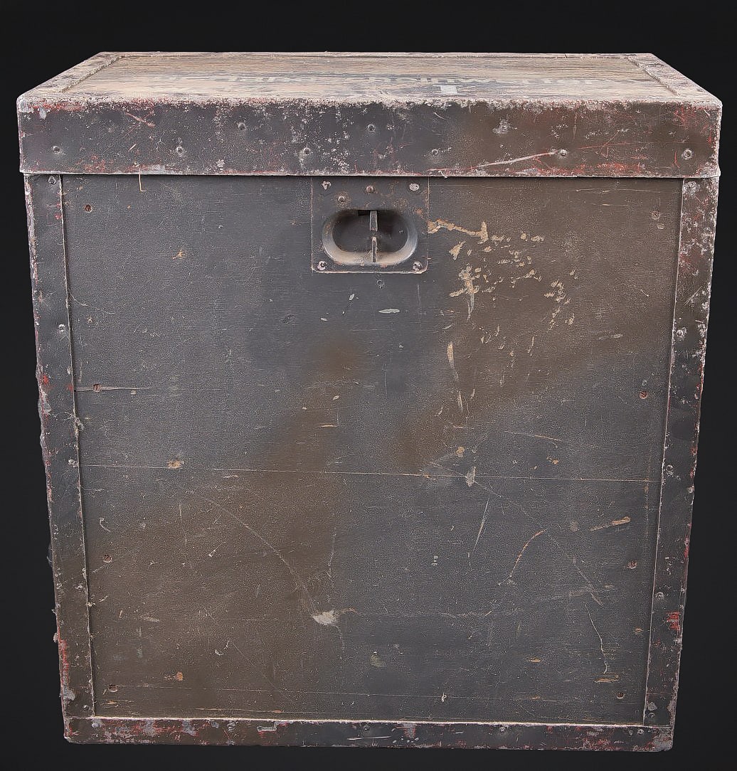 Caisse Handscheinwerfer. Case for hand searchlight.: Caisse Handscheinwerfer. Caisse en bois avec renforts metalliques. Les poignees de transport sont presentes. Les attaches dorsales sont presentes. Les bretelles sont absentes. Serrure de fermeture