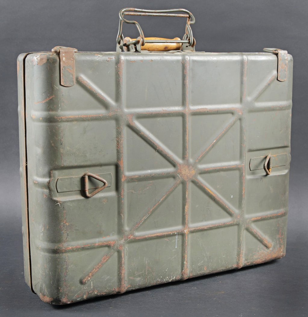 Caisse 30 Ei-Handgranaten 39. Case for 30 Model 39 egg hand grenades.: Caisse 30 Ei-Handgranaten 39. . Belle caisse en metal. Peinture Feldgrau a 70%. Trace d une etiquette exterieur. Poignee de transport et de fermeture complete et fonctionnelle quoique partiellement