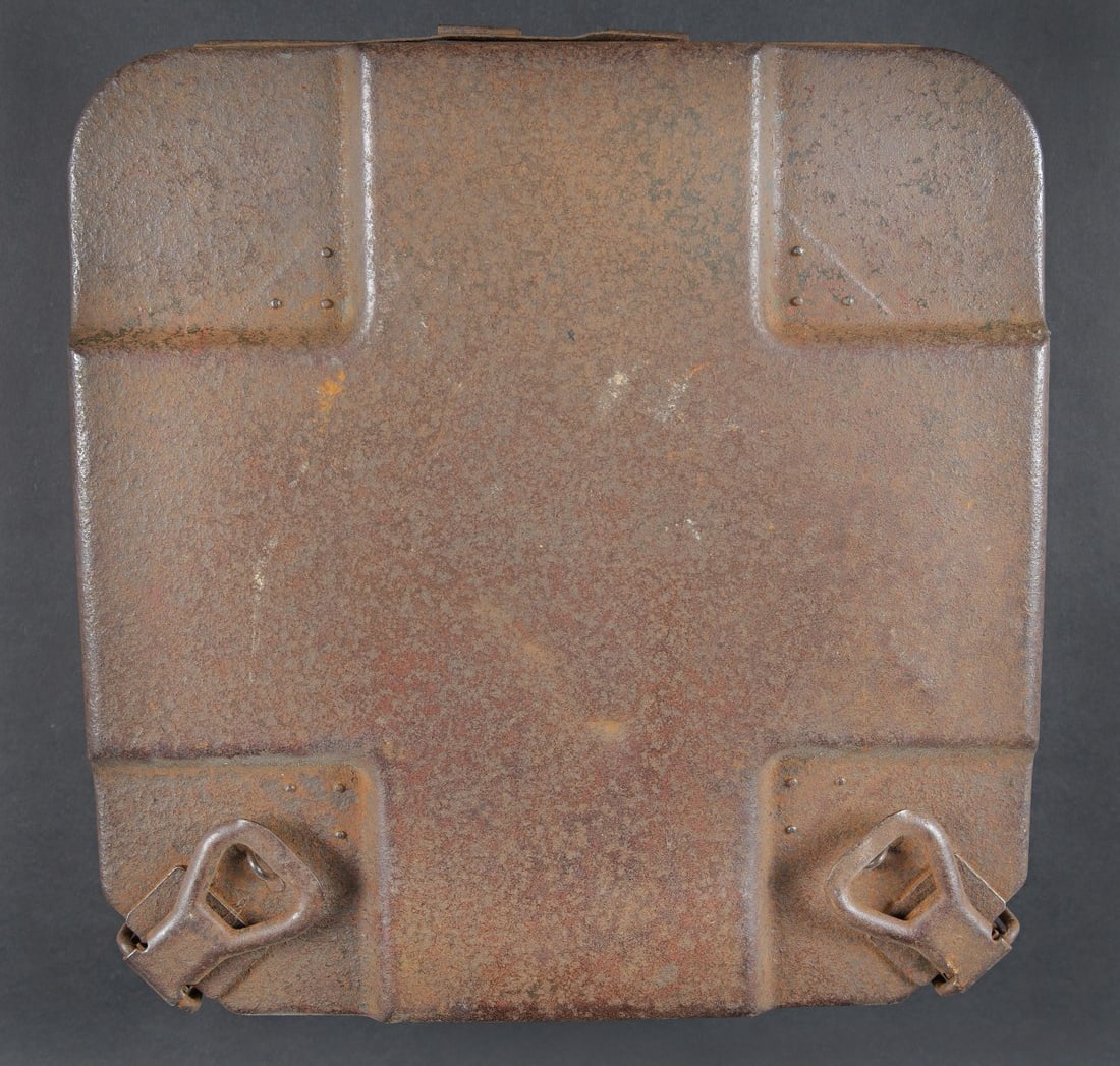Caisse pour 1 Tellermine 42. Case for one Tellermine 42 anti-tank mine.: Caisse pour 1 Tellermine 42. Caisse etanche en metal pour une mine antichar Tellermine 42. fermeture par deux crochets d angle. Charnieres par tige . Une poignee de transport en metal. Ce type de