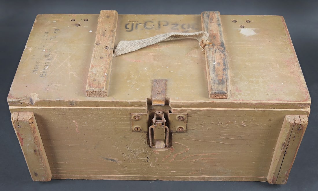 Caisse 30 G.Sprgr. Case for 30 HE shells (Sprenggranaten).: Caisse 30 G.Sprgr. Caisse en bois pour 30 grenades a fusil antipersonnel G-Sprgr (Gewehr-Sprenggranaten) . Fermeture par un crochet. Deux charnieres metalliques. Une poignee de transport en toile.