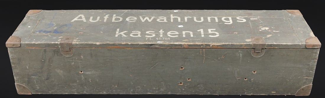 Caisse d accessoire LW FL 45781. Luftwaffe accessory case FL 45781.: Caisse d accessoires LW FL 45781. En bois avec renforts metalliques. Poignees en metal. Couvercle marque Aufbewahrungs Kasten 15 FL 45781. Peinture gris bleu a 70%. Deux boutons poussoirs de