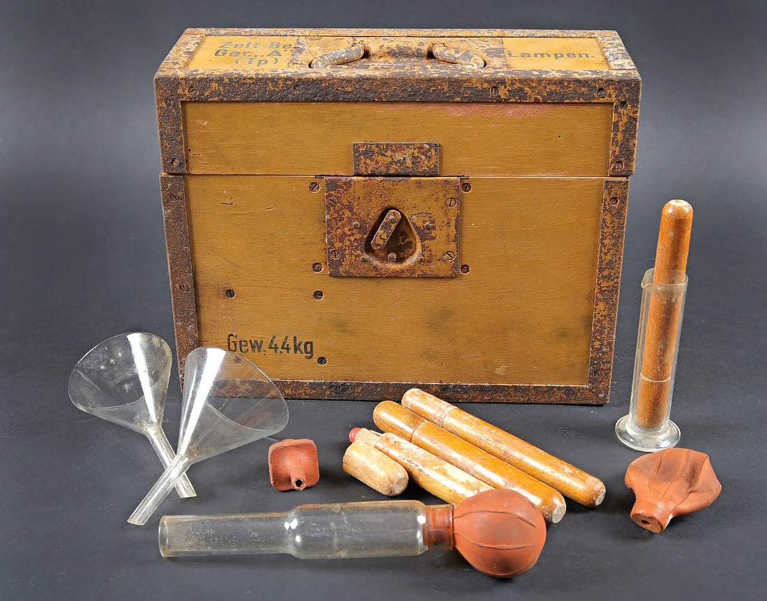 Caisse Zelt Be Ger A Tp. Case for tent equipment (Zeltbahn gear), type A (Tropen).: Caisse Zelt Ger A TP Lampen. Caisse en bois avec renfort en metal. Tous les renforts sont oxydes. Poignee de transport presente. Peinture jaune sable a 70%. La fermeture est fonctionnelle. Marquages