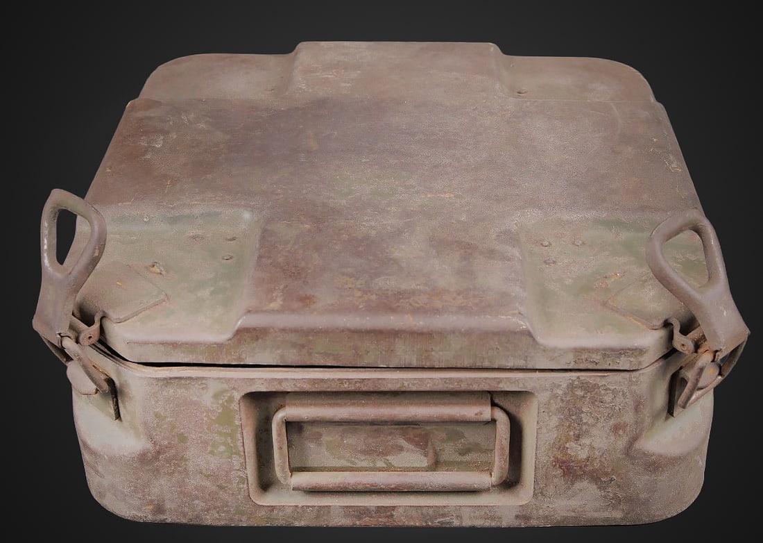 Caisse 1 Tellermine 42. Case for one Tellermine 42 anti-tank mine.: Caisse 1 Tellermine 42. Caisse etanche en metal pour une mine antichar Tellermine 42. fermeture par deux crochets d angle. Charnieres par tige . Une poignee de transport en metal. Ce type de caisse