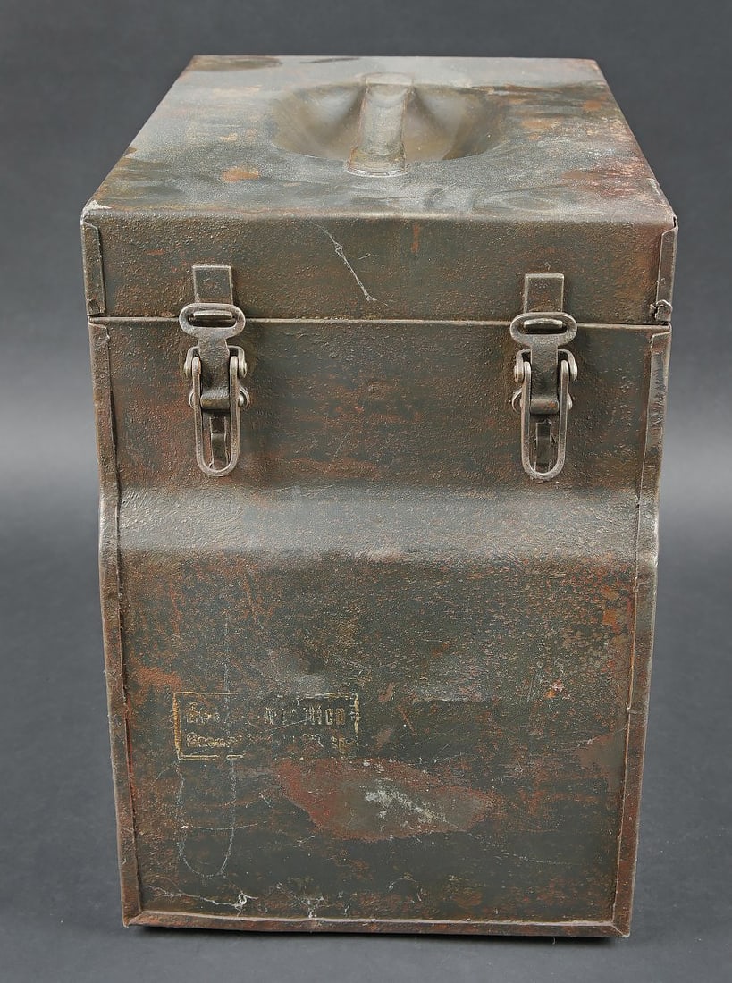 Caisse pour Tellermine 35. Case for Tellermine 35 anti-tank mine.: Caisse pour Tellermine 35. En metal permettant le transport de deux Tellermines. Poignee de transport presente. Les crochets de fermeture sont fonctionnels. Reste de marquage sur la face avant