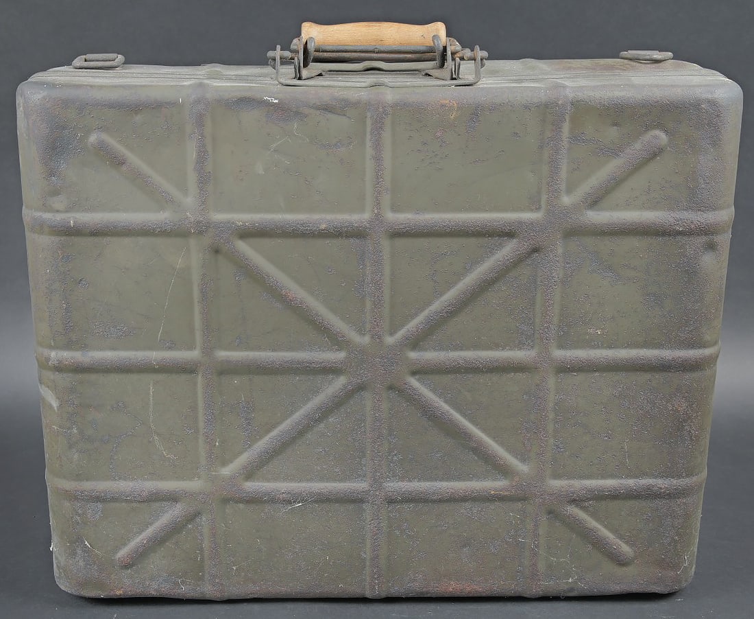 Valise de grenade a manche. Carrying case for stick hand grenades.: Valise de grenade a manche. En metal, peinture presente a 50%. Poignee complete. Systeme de fermeture fonctionnel, sans marquages visibles. Toutes les etiquettes sont absente. Rack de grenade a