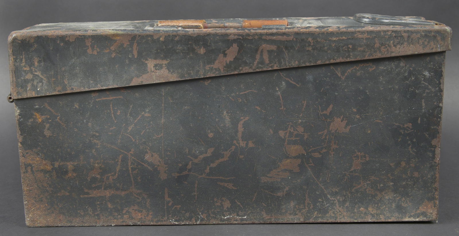 Caisse MG 34/42. MG 34/42 ammunition case.: Caisse a munition pour mitrailleuse MG 34/42. En metal. Le crochet de fermeture est present et fonctionnel. La poignee de transport est presente. Tous les renforts en cuir sont presents. Peinture
