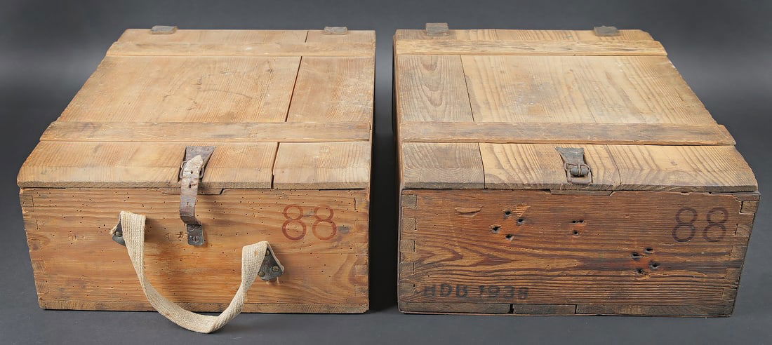 Caisses 1500 cartouches 7,92 mm Patronenkasten.88. Patronenkasten 88 ammunition cases for 1,500: Caisse 1500 cartouches 7,92 mm Patronenkasten.88. Comprenant une caisse en bois pour 1500 cartouches de 7,92 mm. Fermeture par une sangle en cuir avec boucle a ardillon. Deux charnieres en cuir. Une p