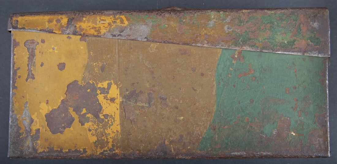 Caisse MG 34/42 camoufle. Camouflaged MG 34/42 ammunition case.: Caisse MG 34/42 camoufle. En metal. Le crochet de fermeture est present. La poignee de transport est presente. Peinture camoufle trois tons a. 40%. Couvercle portant le numero 9333, peint au pochoir