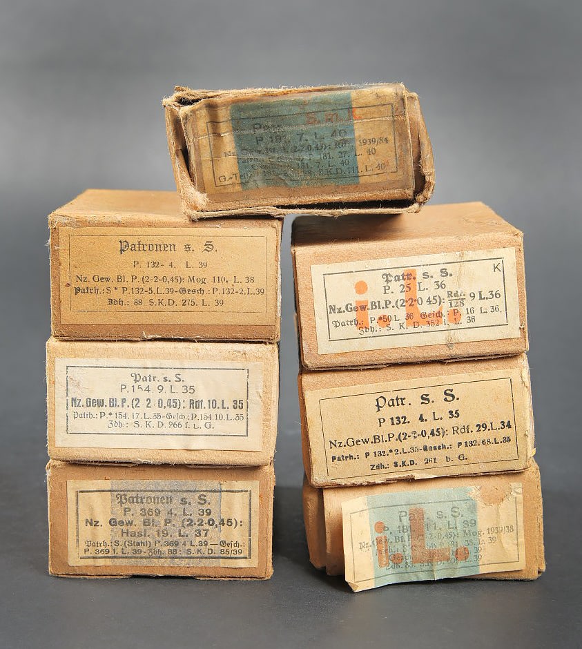 Boites pour cartouches de Mauser. Cartridge boxes for Mauser ammunition.: Boites pour cartouches de Mauser. Vides. Comprenant une boite en carton ouverte, etiquette marquee Patronen SS P 369 4 L 39. Une boite en carton, ouverte, etiquette marquee Patr SS P 154 9 L 35. Une