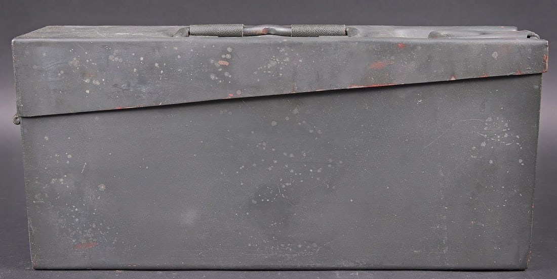 Caisse MG 34/42. MG 34/42 ammunition case.: Caisse MG 34/42. En metal. Completement repeinte. La poignee de transport est presente. Les renforts en cuir sont posterieurs. Beau marquage WAA. A noter une certaine usure et patine de la piece.