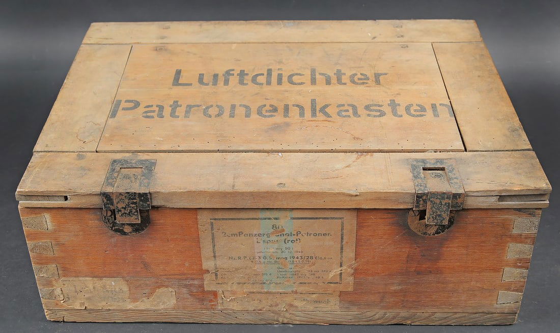 Caisse 1500 cartouches 7,92 mm. Ammunition case for 1,500 rounds of 7.92 mm.: Caisse 1500 cartouches 7,92 mm. Caisse etanche en bois pour 1500 cartouches de 7,92 mm. Fermeture par deux clapets. Deux charnieres en metal. Deux poignees laterales en metal. Cette caisse contient 5