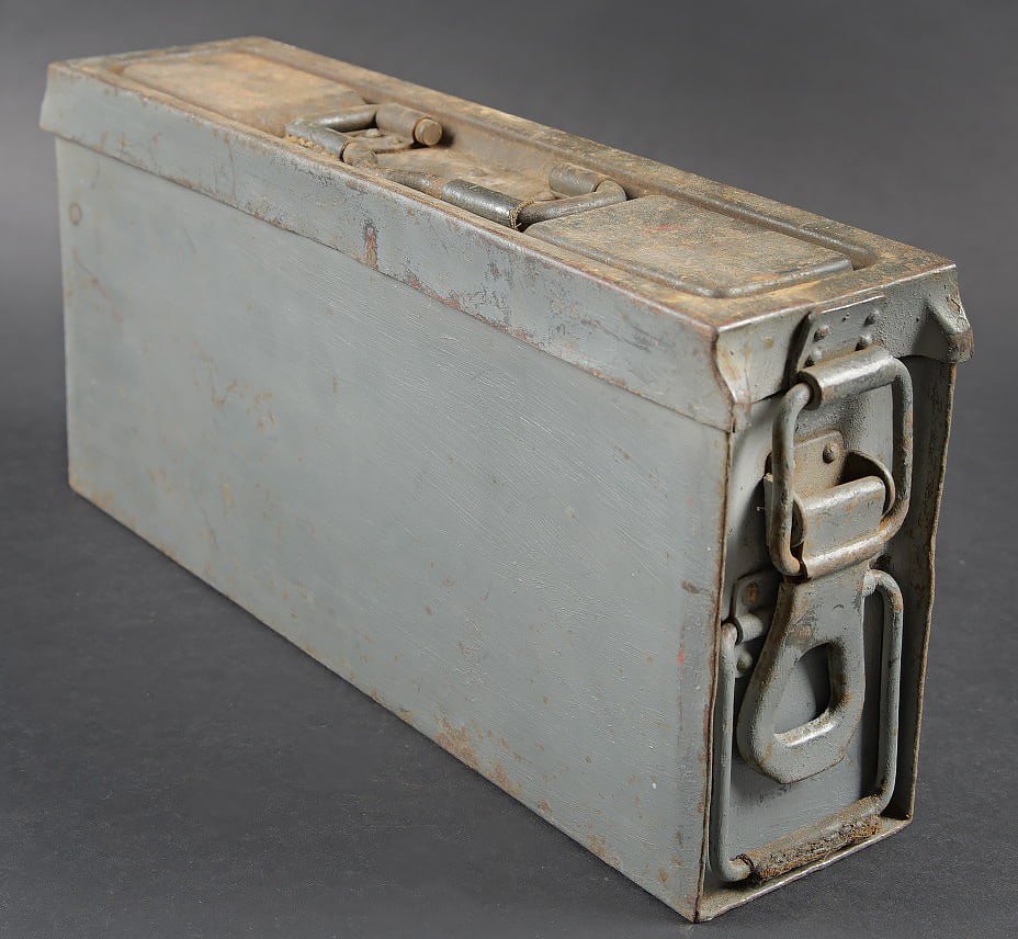 Caisse MG 34/42. MG 34/42 ammunition case.: Caisse MG 34/42. Modele en metal. Les crochets de fermeture sont presents. La poignee de transport est fonctionnelle. Les renforts en cuir sont complets. Fabrication BZL 42 avec marquage WAA.
