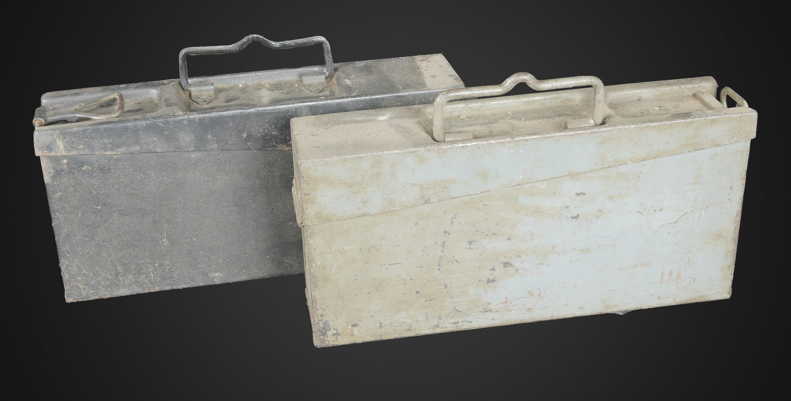 Patronnenkasten 15. Patronenkasten 15.: Patronenkasten 15. Deux caisses en metal. Repeintes. Les poignees de transport et les crochets de fermeture sont presentes. Sans marquages visibles. A noter une certaine usure et patine des pieces.