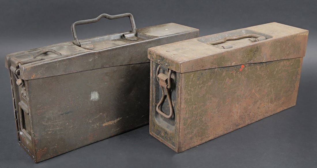 Caisses MG 34/42. MG 34/42 ammunition cases.: Caisses MG 34/42. Comprenant une caisse Patronenkasten 15 en metal, peinture Feldgrau a 70%, fermeture et poignee de transport presents. L interieur est rempli d huile. Une caisse a munition tcheque Z