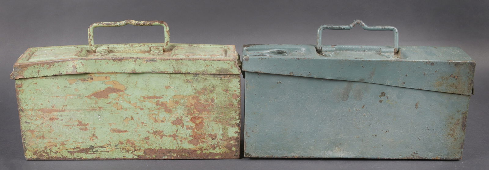 Caisses MG 34/42. MG 34/42 ammunition cases.: Caisses MG 34/42. Comprenant une caisse en metal, peinture posterieure. Poignee complete, ainsi que le crochet de fermetures. Les marquages sont illisibles. Une caisse en metal. Repeinte, reste de pei